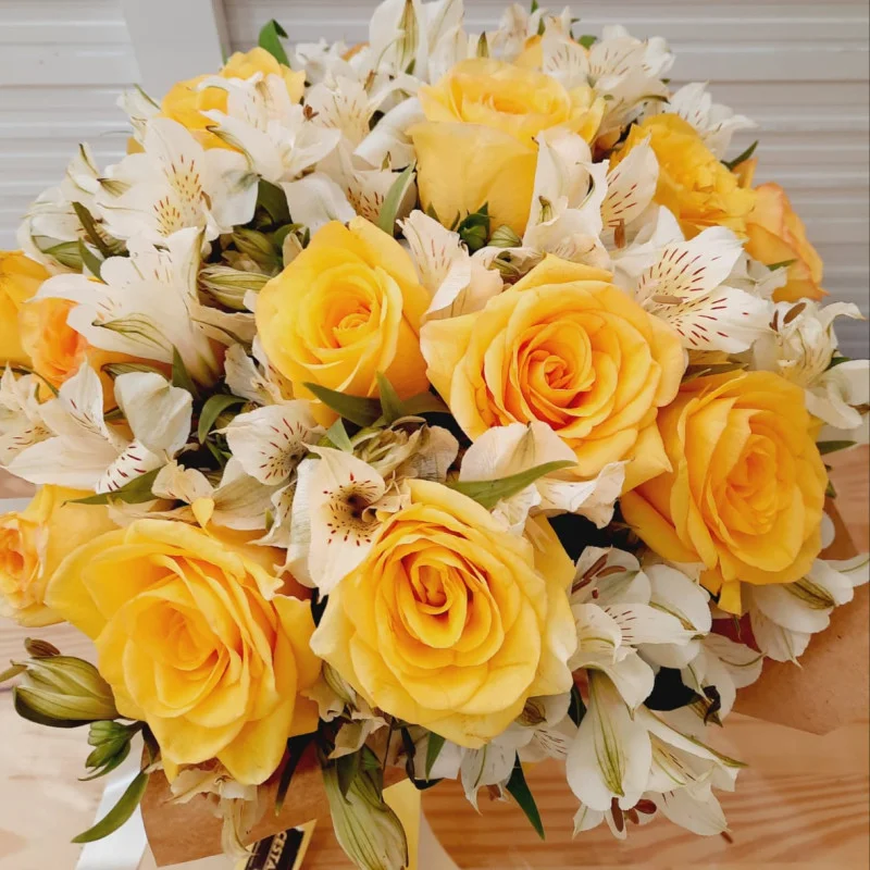 Buqu� de Rosas Amarelas e Astrom�lia