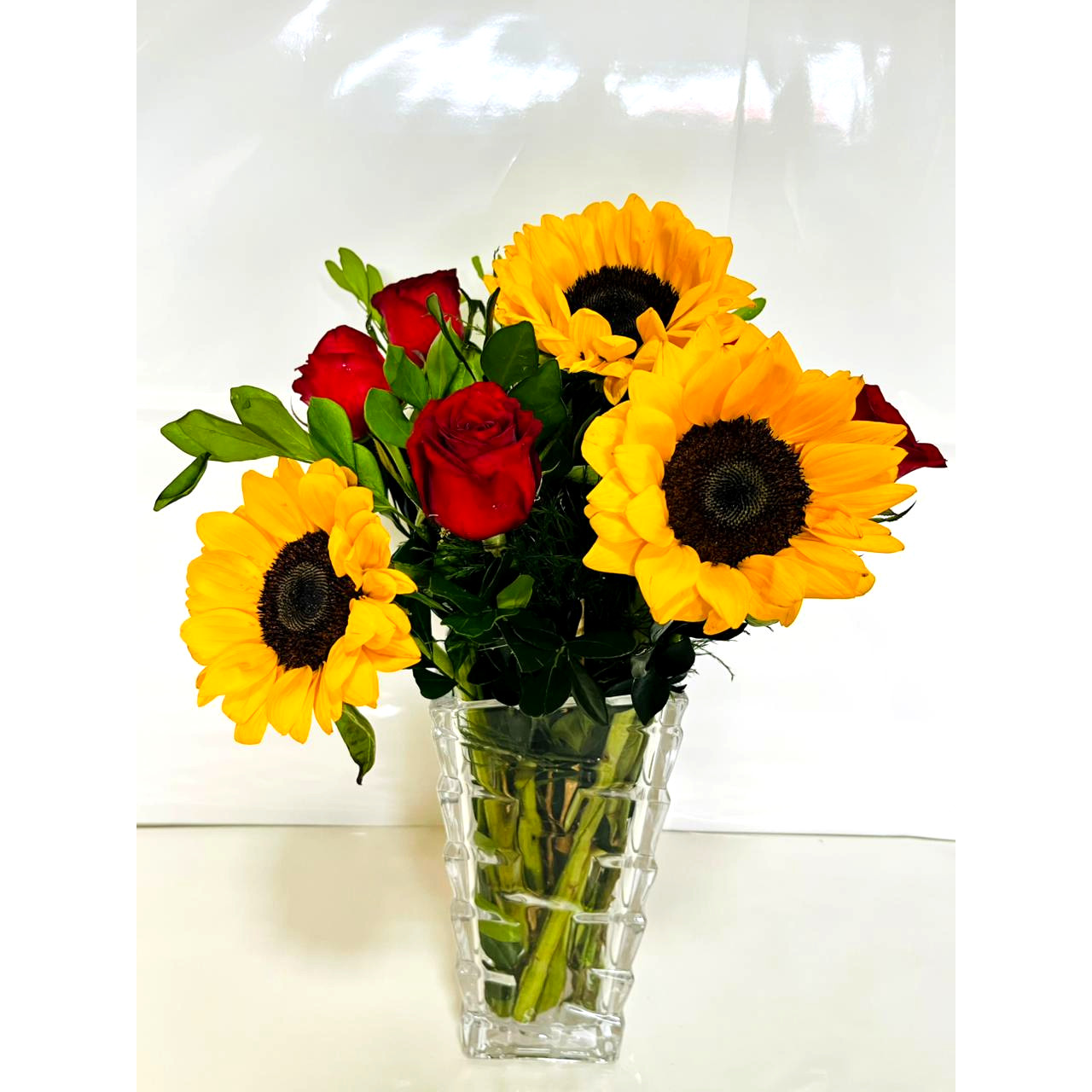 Arranjo com 5 Girass�is e 8 Rosas Vermelhas no Vaso