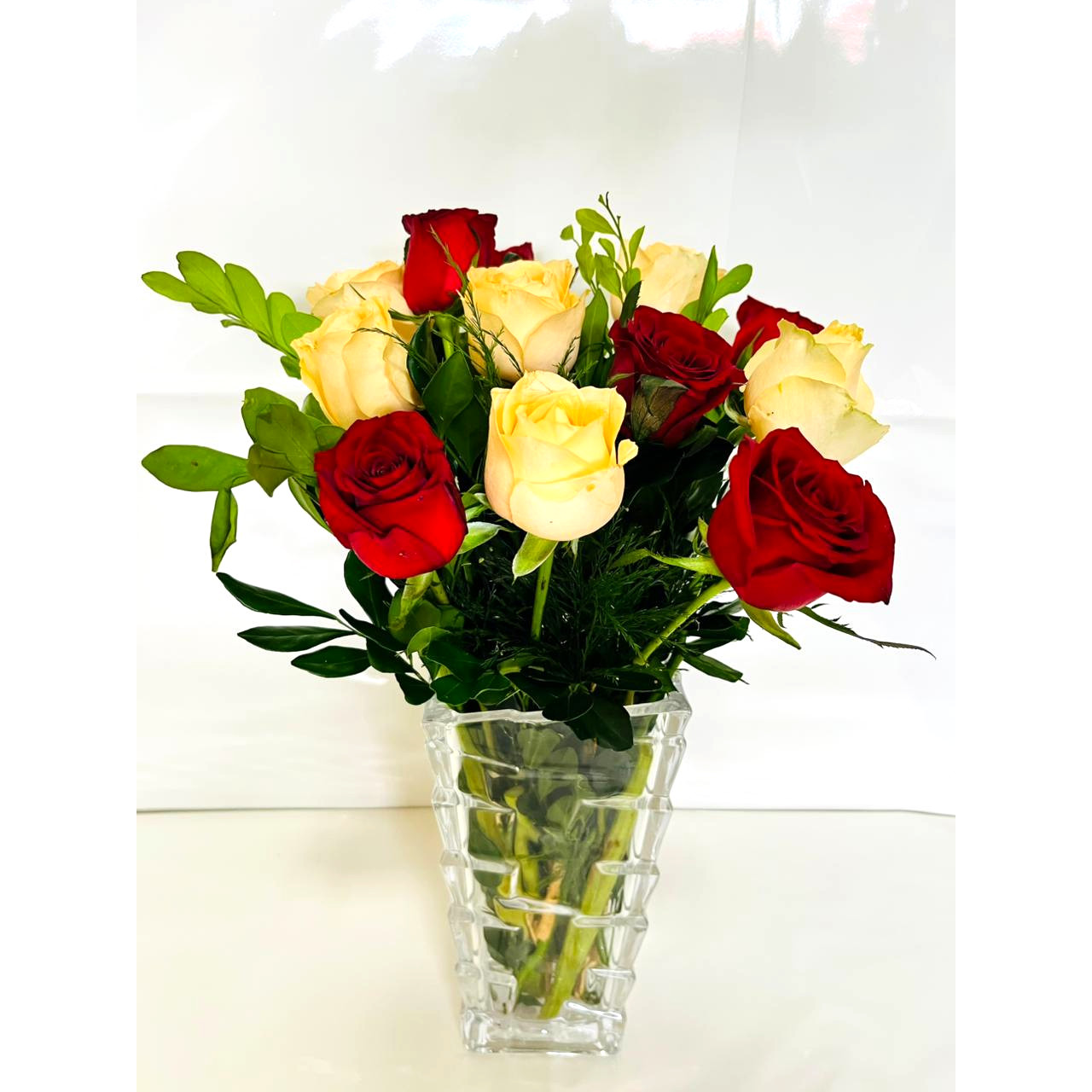 Arranjo com 24 Rosas de Duas Cores no Vaso