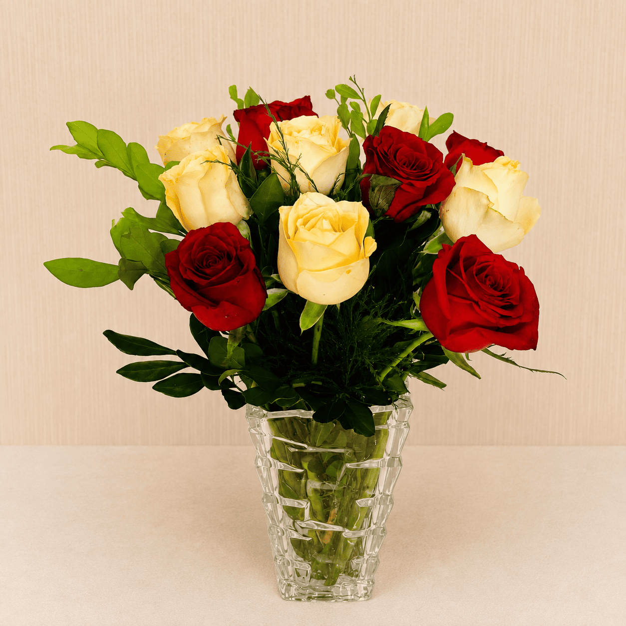 Arranjo com 24 Rosas de Duas Cores no Vaso
